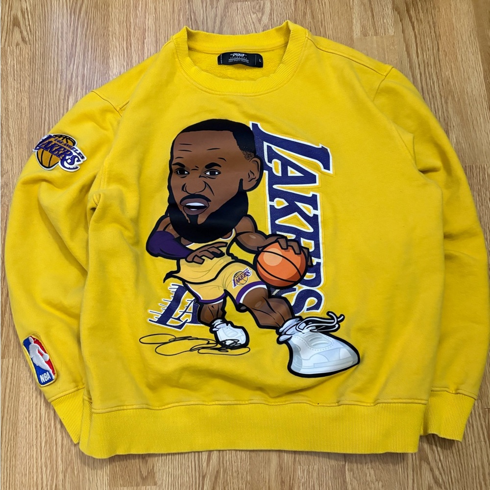 Pro standard LA Lakers Lebron James Avatar pullover size L *stain at the back